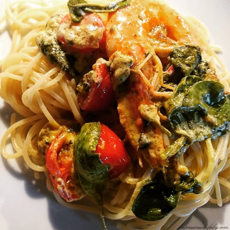Pâtes aux langoustines, feuilles d&rsquo;épinards et tomates&nbsp;cerises.