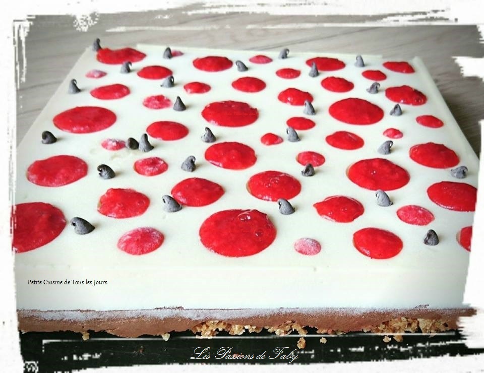 Entremet 2 chocolats 🍫 décor bulles de fraises&nbsp;🍓