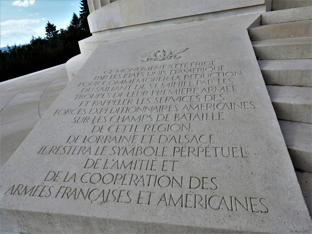 Ce monument a été érigé par les Etats-Unis d'Amérique pour commémorer la réduction du Saillant de St-Mihiel par les troupes de leur première armée et rappeler les services des forces expéditionnaires américaines sur les champs de bataille de cette région de Lorraine et d'Alsace.
Il restera le symbole perpétuel de l'amitié de de la coopération des armées françaises et américaines.