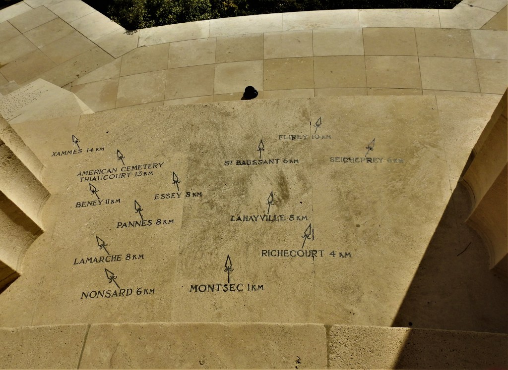 Celle-ci est cocasse et unique, mon chapeau 30's s'est envolé juste avant la prise du cliché 😅